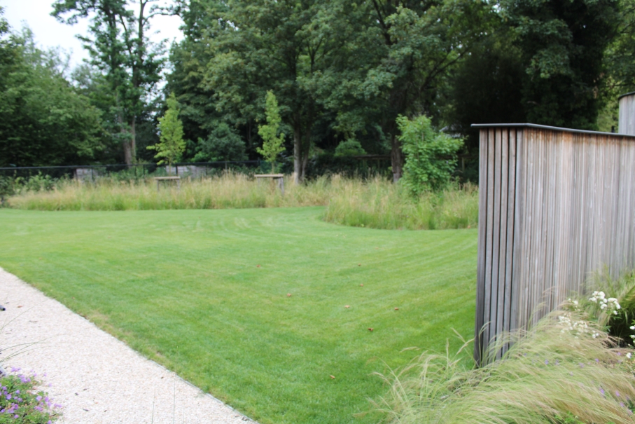 tuin betonklinkers oprit zwembad tuin