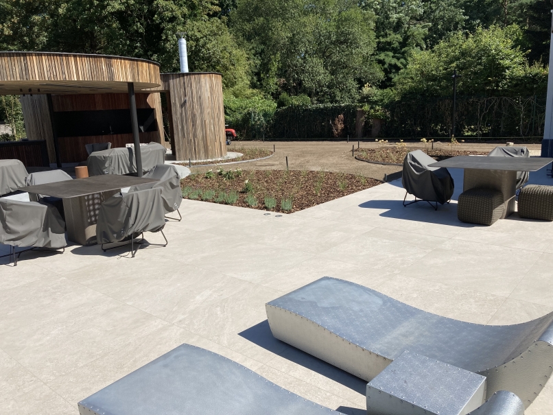 tuin betonklinkers oprit zwembad tuin