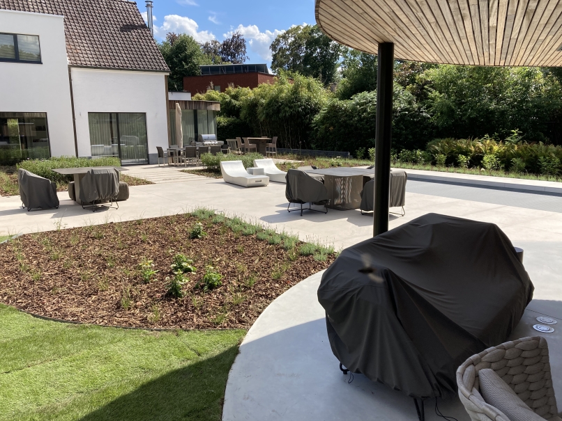 tuin betonklinkers oprit zwembad tuin