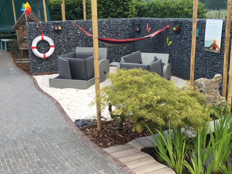 tuin betonklinkers oprit zwembad tuin