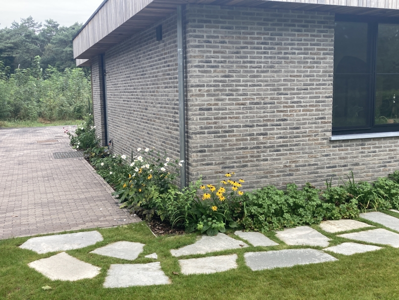 tuin betonklinkers oprit zwembad tuin